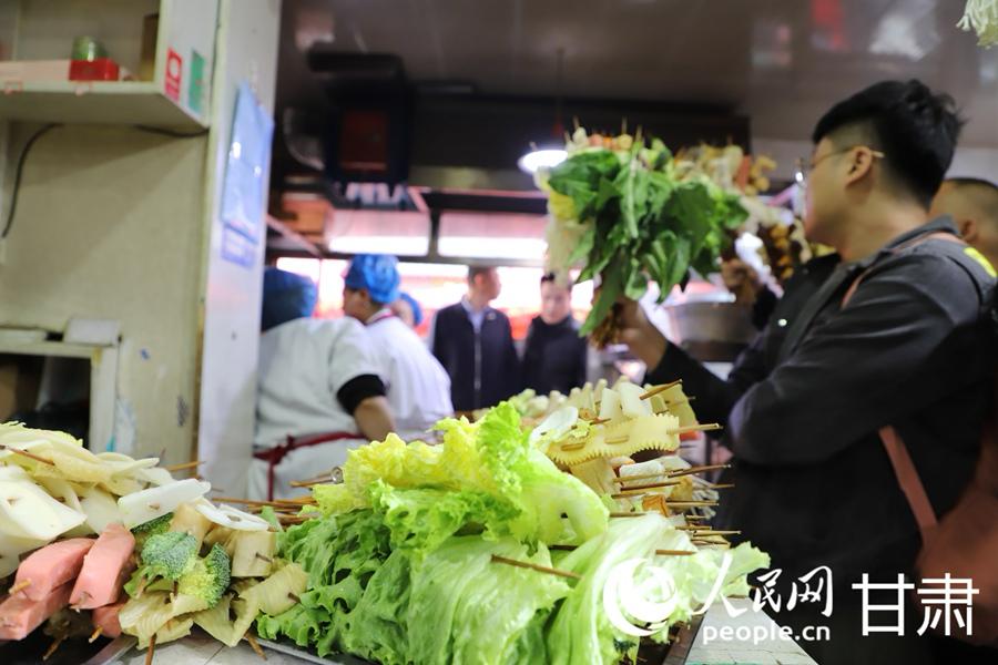 食客们正在天水麻辣烫店排队。记者 王文嘉摄